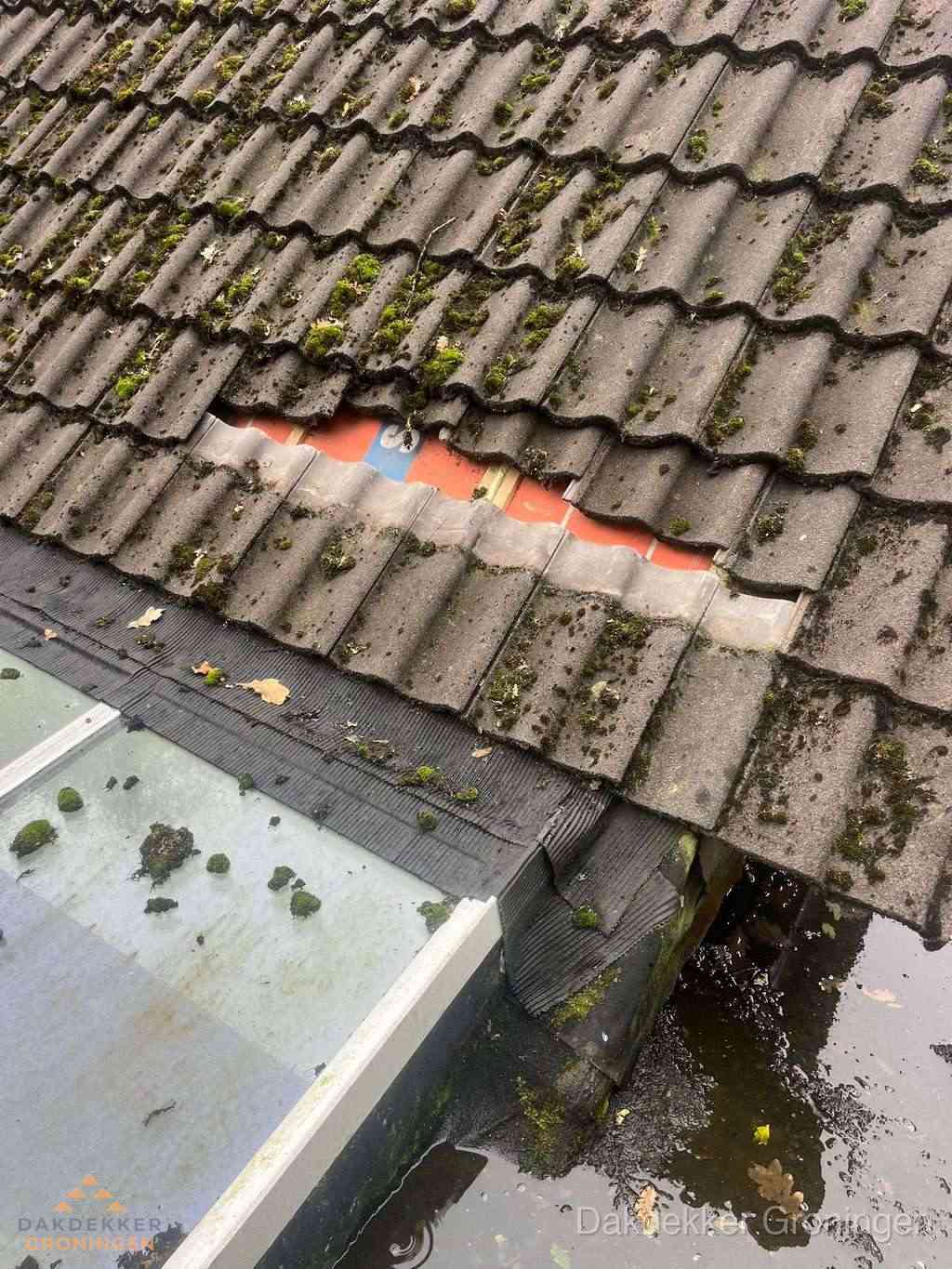 Beschadigd pannendak met ontbrekende dakpannen voor reparatie in Groningen Beschadigd pannendak met ontbrekende dakpannen voor reparatie in Groningen