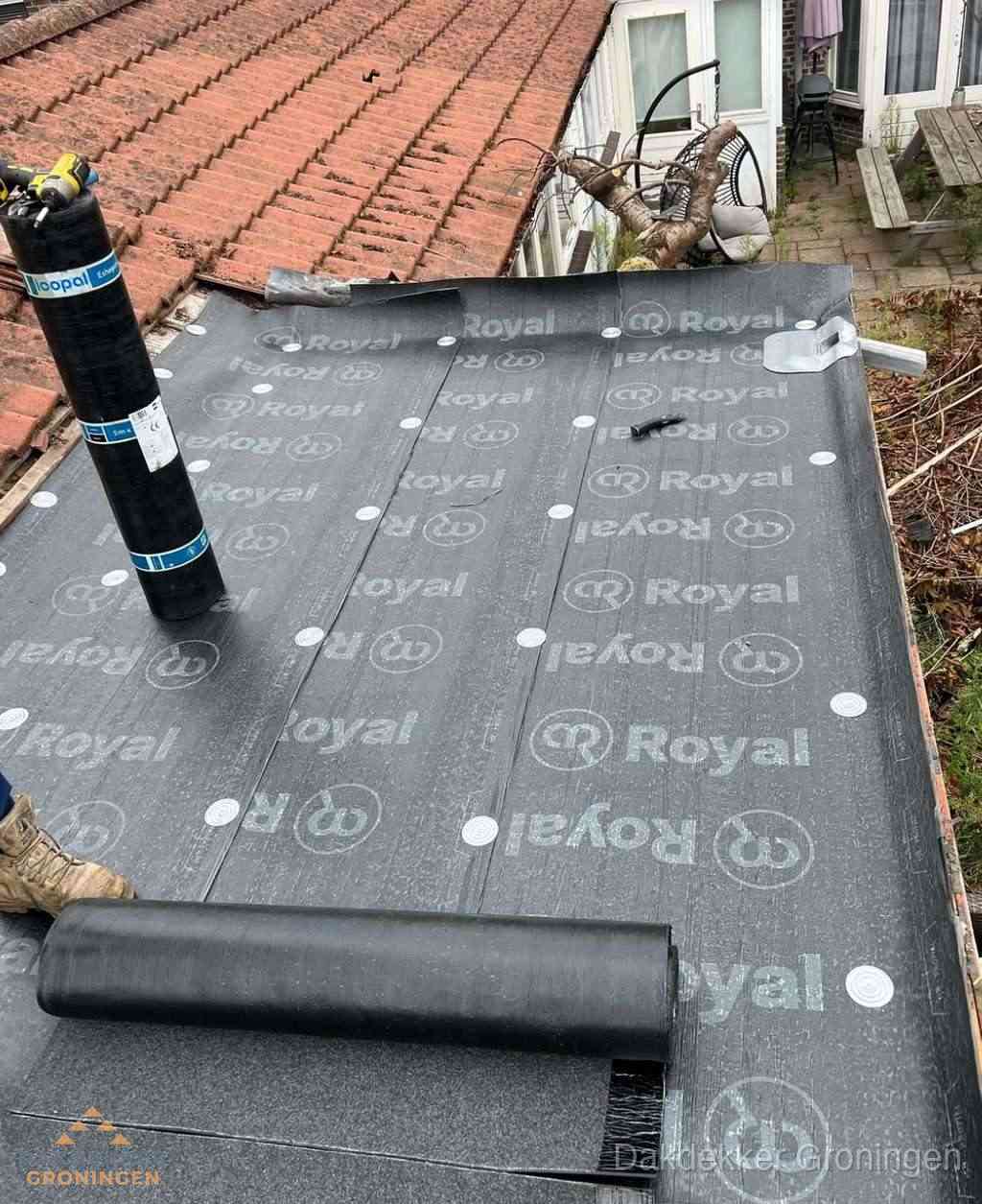 Plat dak met nieuwe bitumen dakbedekking en brandgereedschap in Groningen Plat dak met nieuwe bitumen dakbedekking en brandgereedschap in Groningen