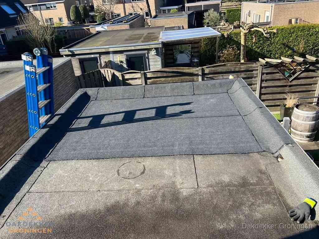 Dakdekker legt onderlaag op plat dak met houten constructie in Groningen Dakdekker legt onderlaag op plat dak met houten constructie in Groningen