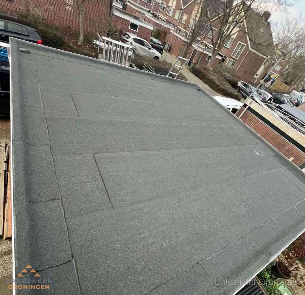 Nieuwe bitumen dakbedekking op plat dak van garage in Groningen Nieuwe bitumen dakbedekking op plat dak van garage in Groningen