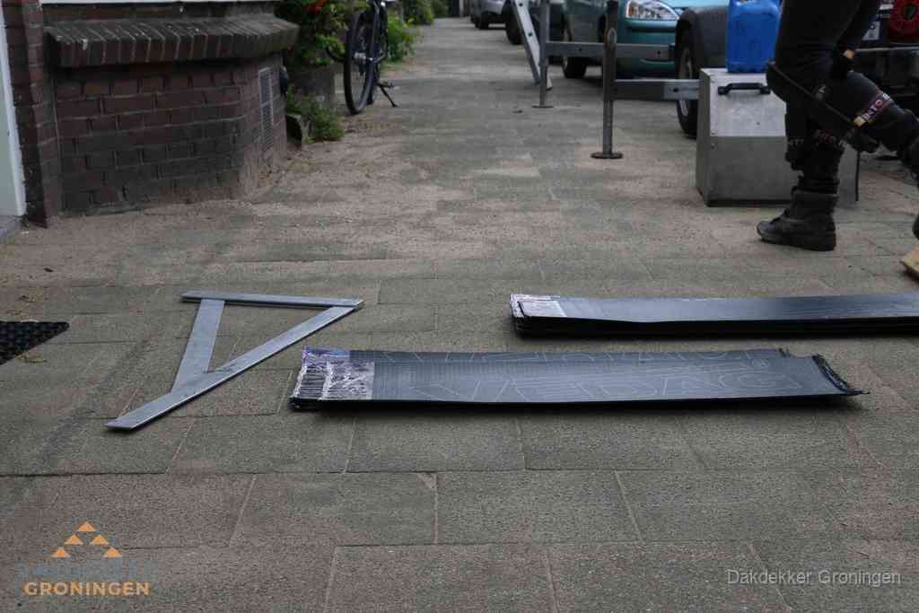 Dakbedekkingsmateriaal en zinkwerk klaargelegd voor reparatie in Groningen Dakbedekkingsmateriaal en zinkwerk klaargelegd voor reparatie in Groningen