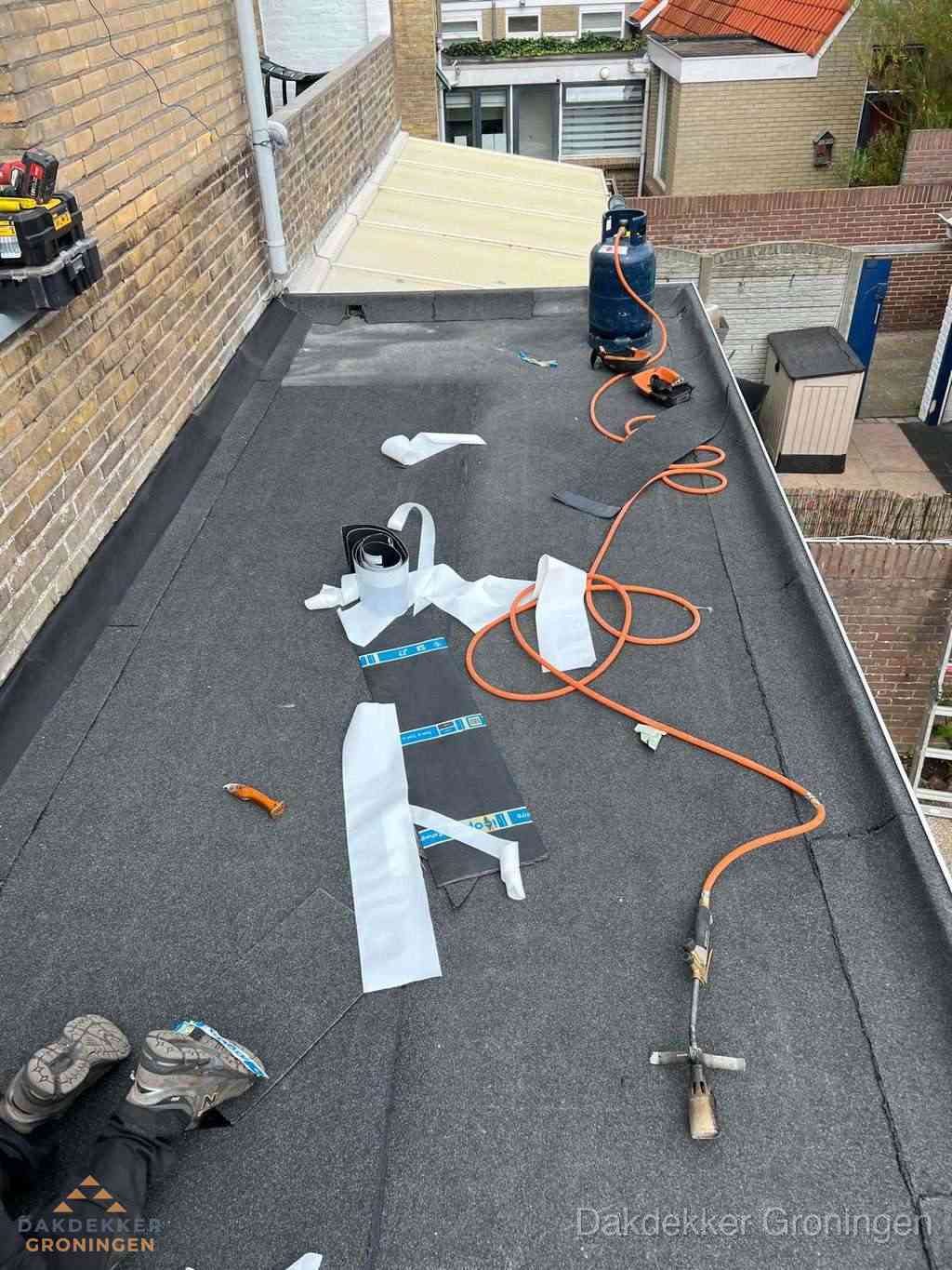 Dakdekker brengt EPDM dakbedekking aan op plat dak in Groningen Dakdekker brengt EPDM dakbedekking aan op plat dak in Groningen