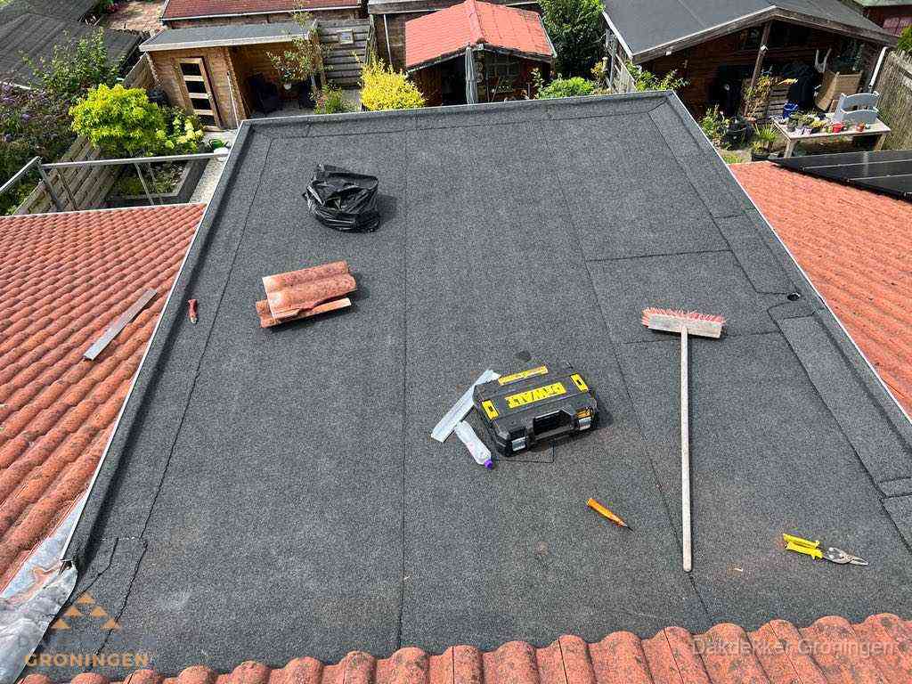 Nieuw plat dak met bitumen dakbedekking in Groningen Nieuw plat dak met bitumen dakbedekking in Groningen