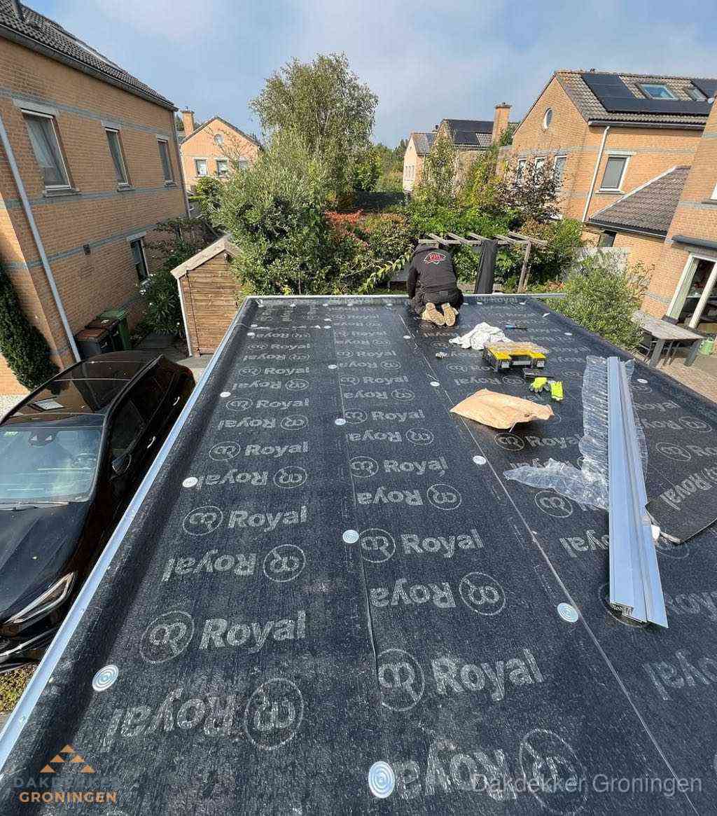 Dakdekker aan het werk op plat dak renovatie in Groningen Dakdekker aan het werk op plat dak renovatie in Groningen