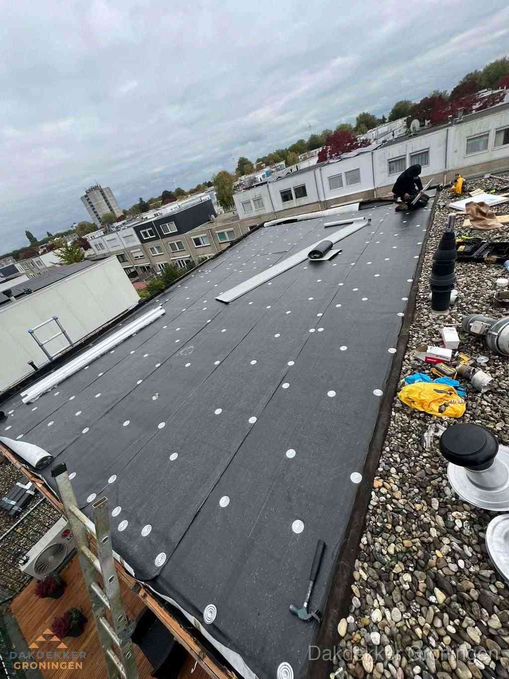 Dakleer vervangen op groot plat dak door dakdekker in Groningen Dakleer vervangen op groot plat dak door dakdekker in Groningen