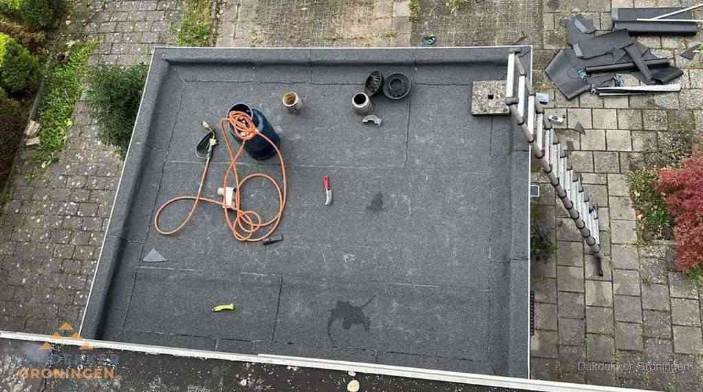 Plat dak met nieuwe bitumen bedekking in Groningen Plat dak met nieuwe bitumen bedekking in Groningen