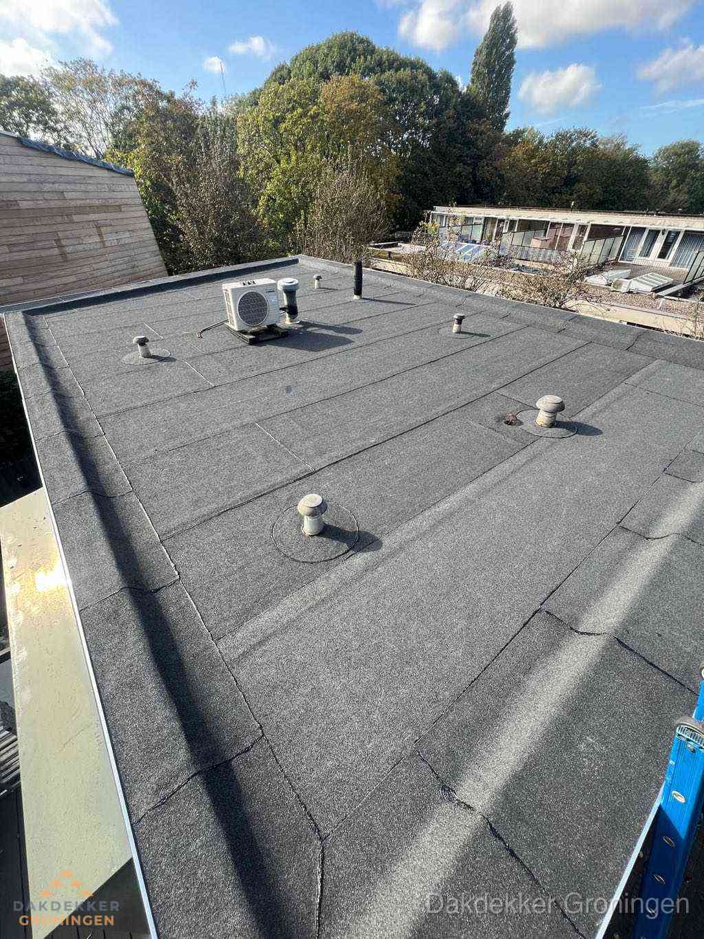 Plat dak met bitumen en brandgereedschap van dakdekkersbedrijf in Groningen Plat dak met bitumen en brandgereedschap van dakdekkersbedrijf in Groningen