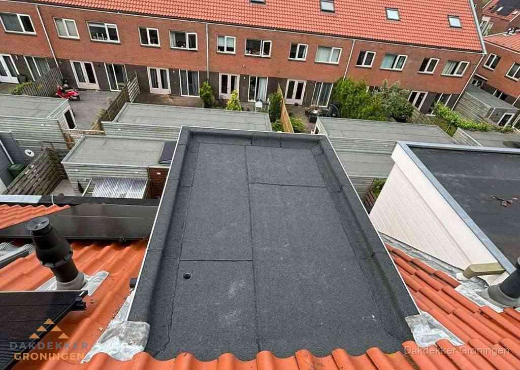 Plat dak met bitumen bedekking naast dakkapel in Groningen Plat dak met bitumen bedekking naast dakkapel in Groningen