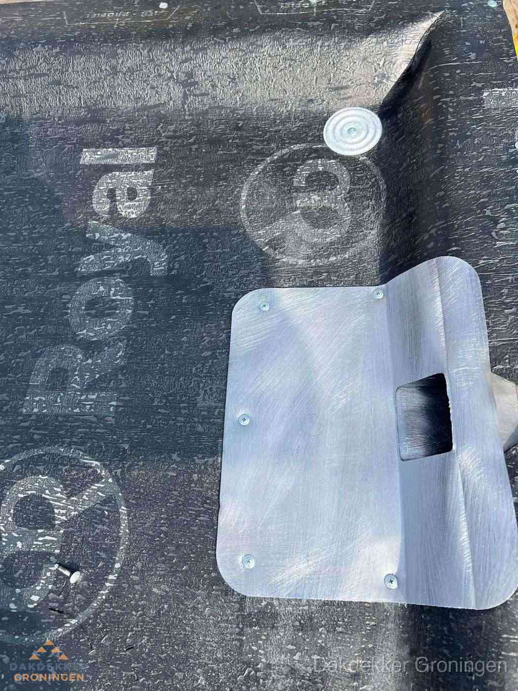 Dakdoorvoer met metalen afvoerplaat op bitumen dak in Groningen Dakdoorvoer met metalen afvoerplaat op bitumen dak in Groningen