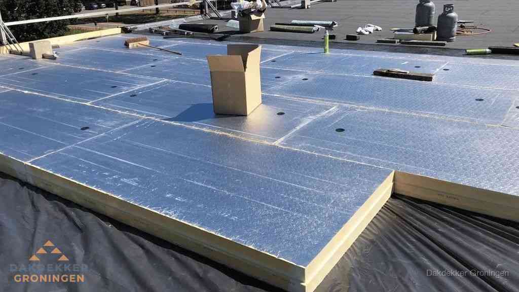 PIR isolatieplaten worden gelegd op plat dak voor dakisolatie in Groningen PIR isolatieplaten worden gelegd op plat dak voor dakisolatie in Groningen
