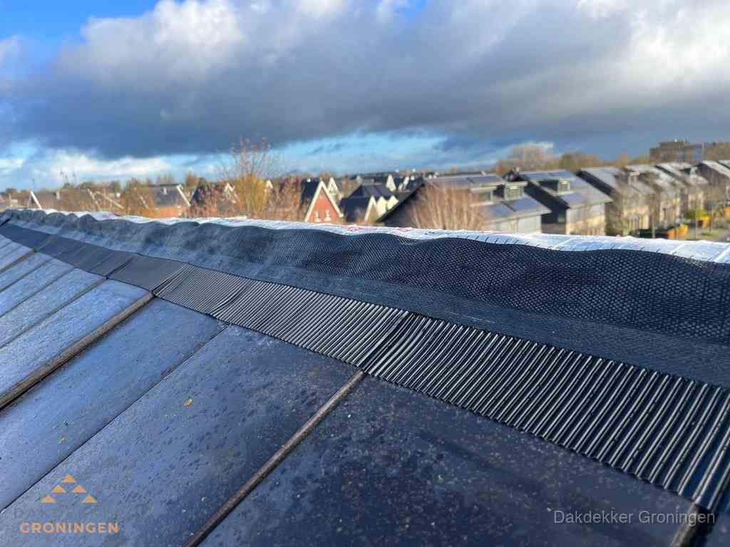 Dakisolatie bij de nok met ventilatieprofiel op schuin dak in Groningen Dakisolatie bij de nok met ventilatieprofiel op schuin dak in Groningen