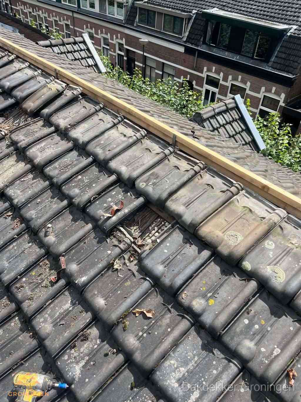 Dakonderhoud aan schuin pannendak met nokvernieuwing in Groningen Dakonderhoud aan schuin pannendak met nokvernieuwing in Groningen
