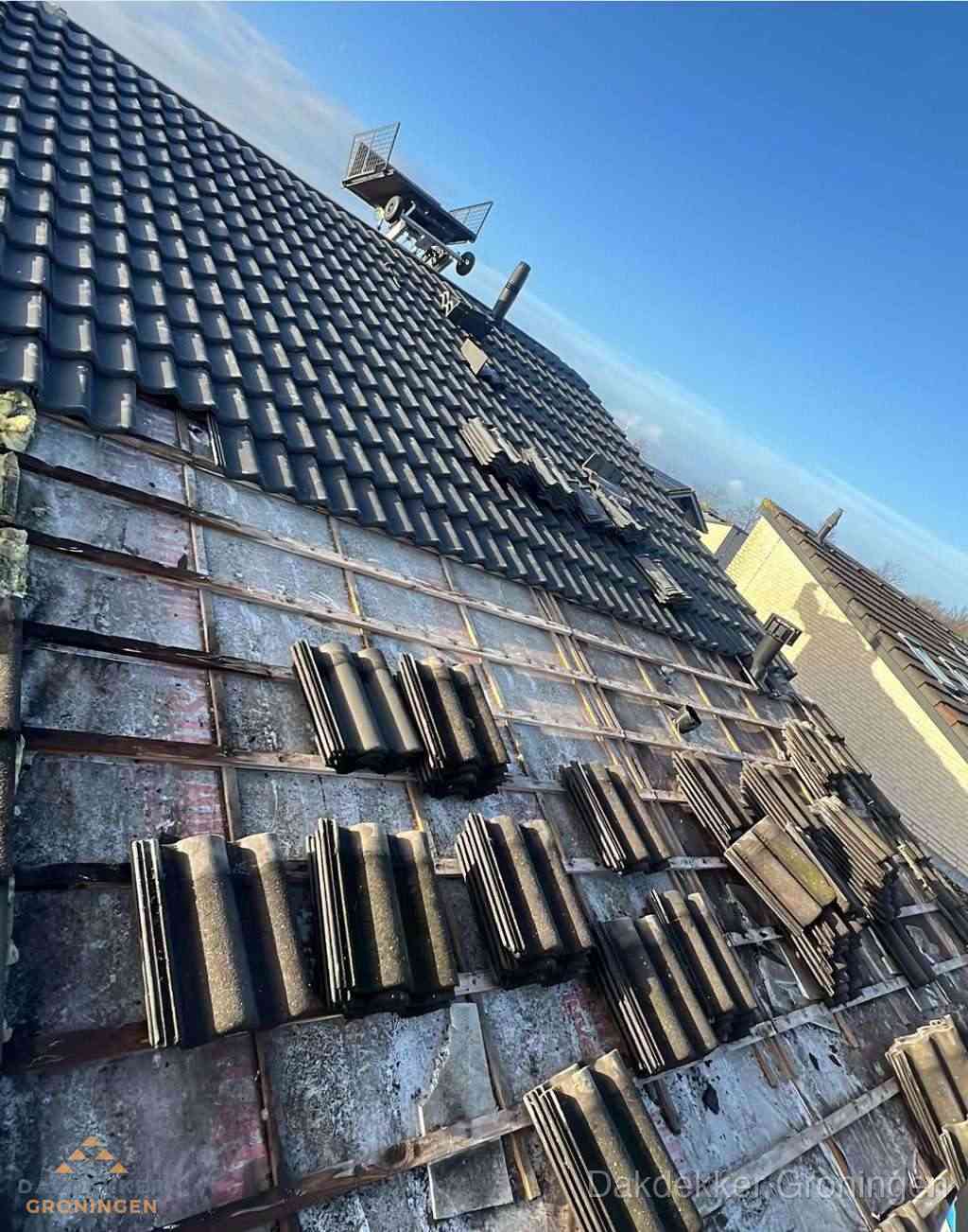 Bitumen dakbedekking op plat dak met aansluitend pannendak en zonnepanelen in Groningen Bitumen dakbedekking op plat dak met aansluitend pannendak en zonnepanelen in Groningen