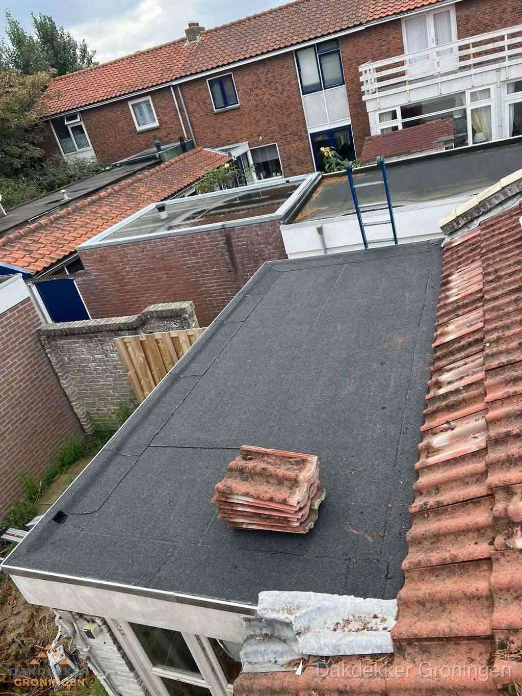 Aanbouw plat dak met reservepannen voor dakpannen vervangen in Groningen Aanbouw plat dak met reservepannen voor dakpannen vervangen in Groningen