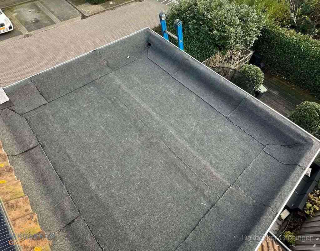 Gerenoveerd plat dak met nieuwe bitumen dakbedekking in Groningen Gerenoveerd plat dak met nieuwe bitumen dakbedekking in Groningen