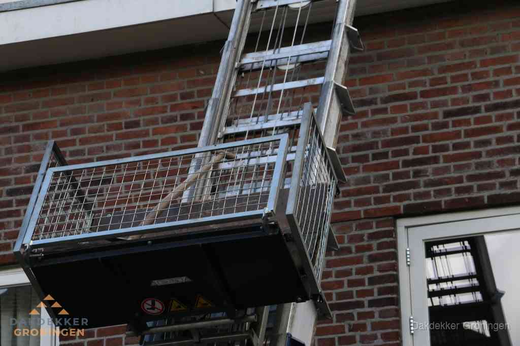 Ladderlift met dakpannen voor dakpan reparatie in Groningen Ladderlift met dakpannen voor dakpan reparatie in Groningen