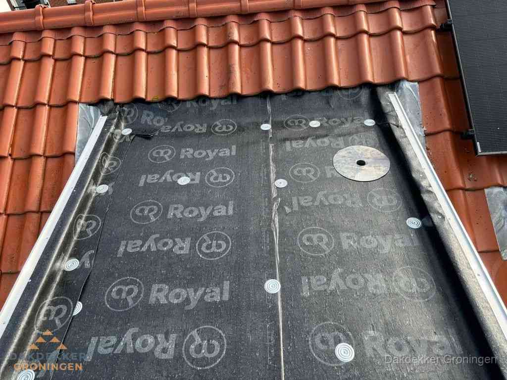 Nieuw dak met dakpannen en Royal onderlaag bij woning in Groningen Nieuw dak met dakpannen en Royal onderlaag bij woning in Groningen