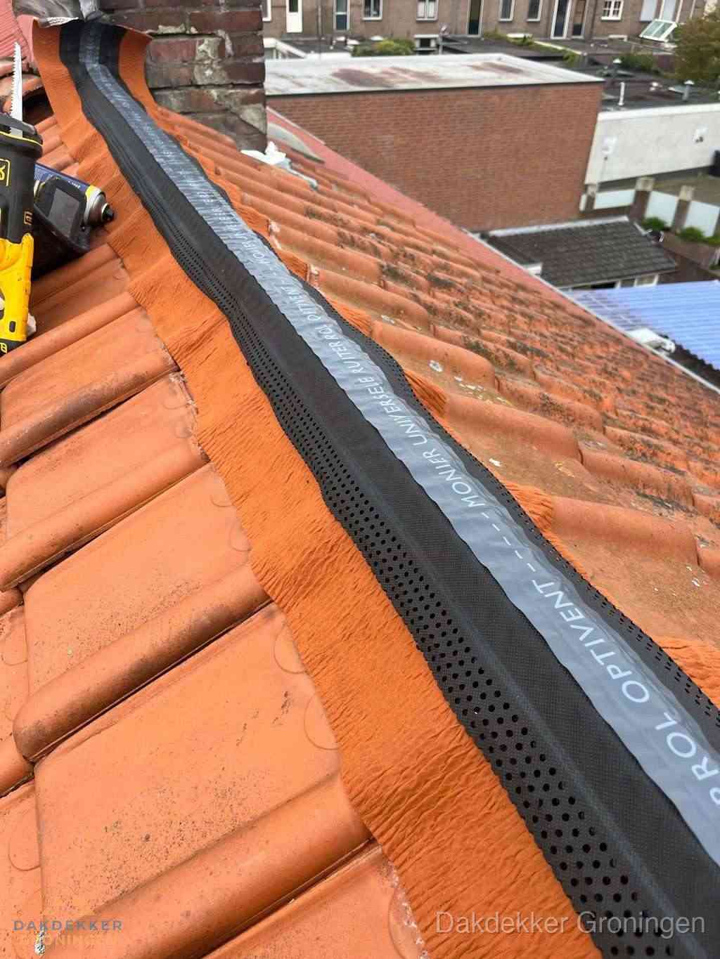 Plat dak aanbouw met bitumen naast schuin pannendak in Groningen Plat dak aanbouw met bitumen naast schuin pannendak in Groningen