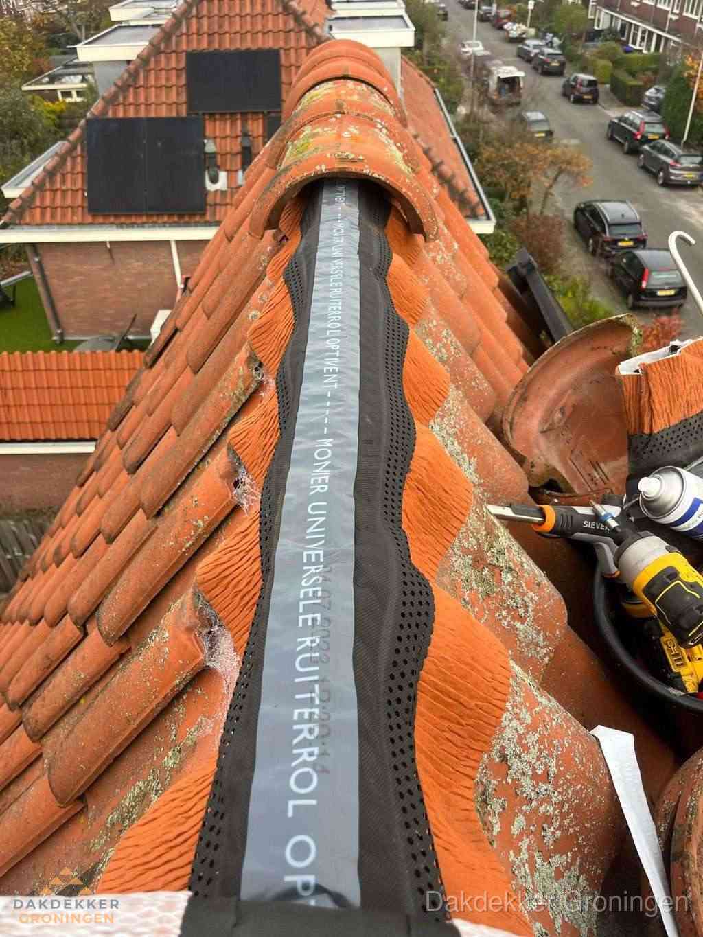 Dakdekker vervangt nokvorst met ruiterrol op pannendak in Groningen Dakdekker vervangt nokvorst met ruiterrol op pannendak in Groningen