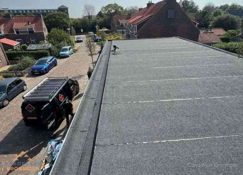Nieuw bitumen plat dak met uitzicht over landschap in Groningen Nieuw bitumen plat dak met uitzicht over landschap in Groningen