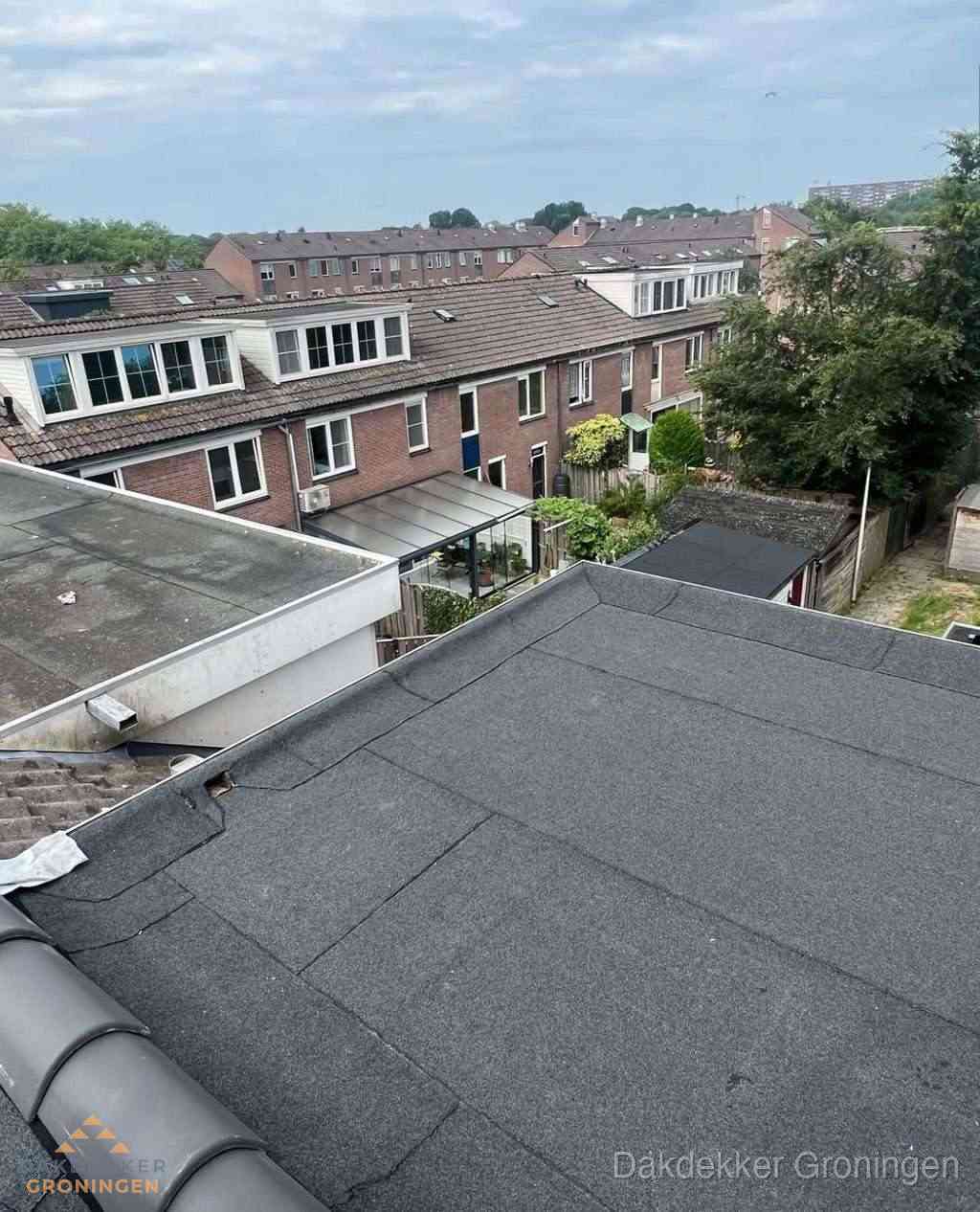 Vernieuwd plat dak met bitumen in woonwijk in Groningen Vernieuwd plat dak met bitumen in woonwijk in Groningen
