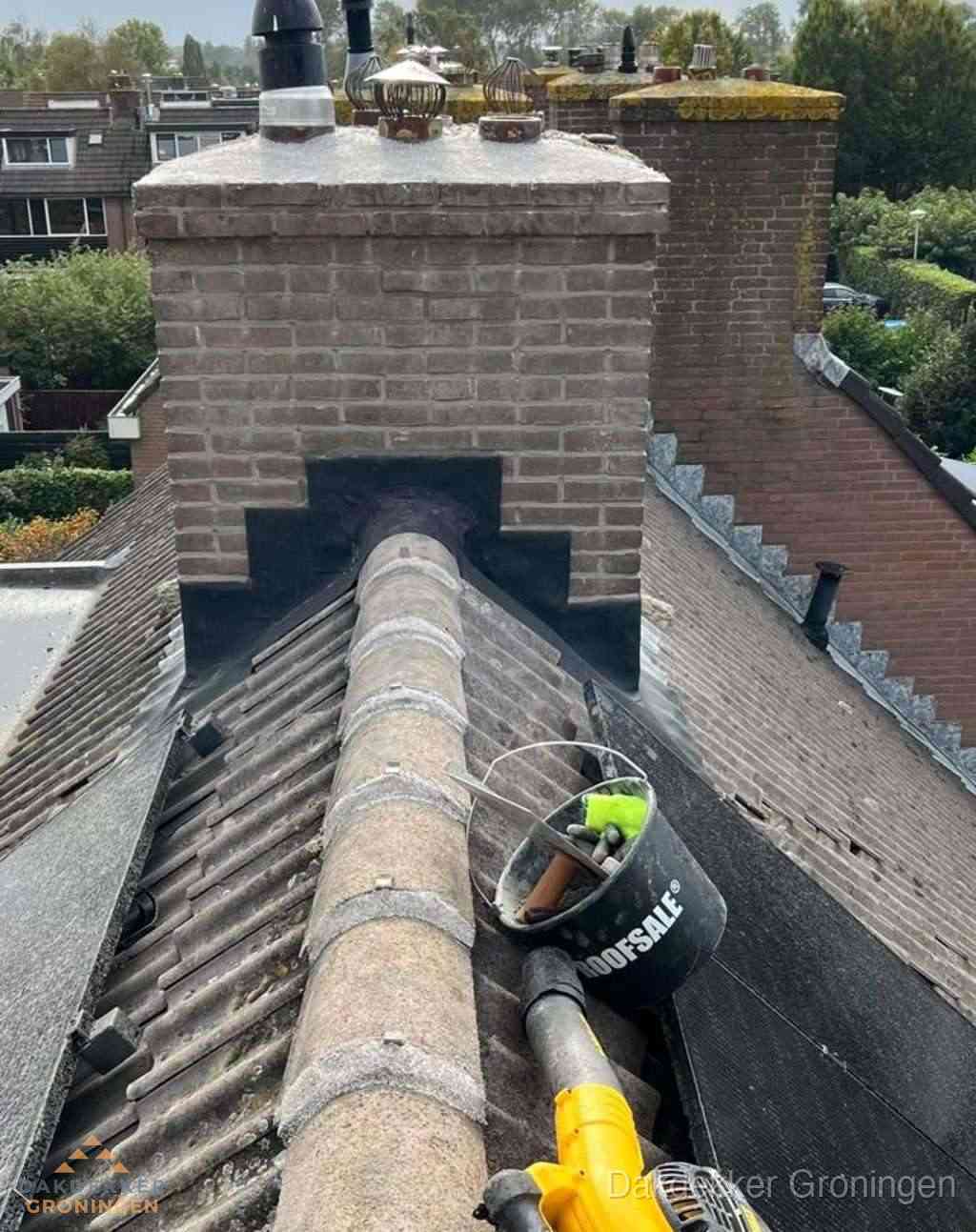 Dakdekker repareert bitumen dakleer bij dakdoorvoer in Groningen Dakdekker repareert bitumen dakleer bij dakdoorvoer in Groningen